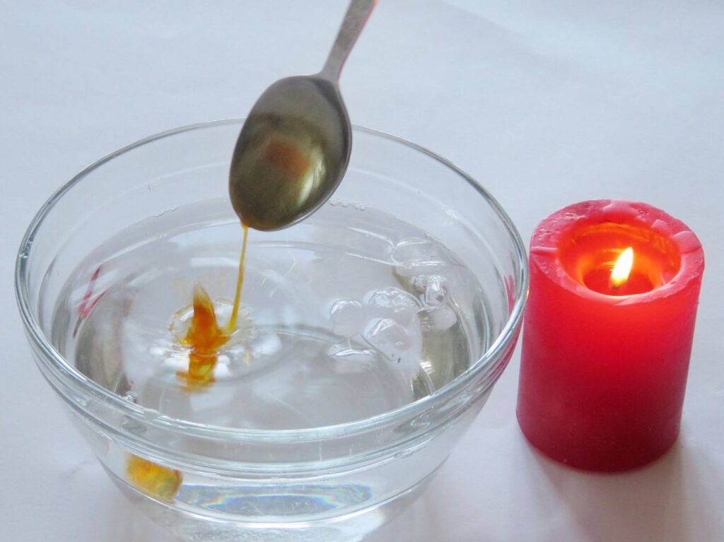 Wachs ins Wasser schütten