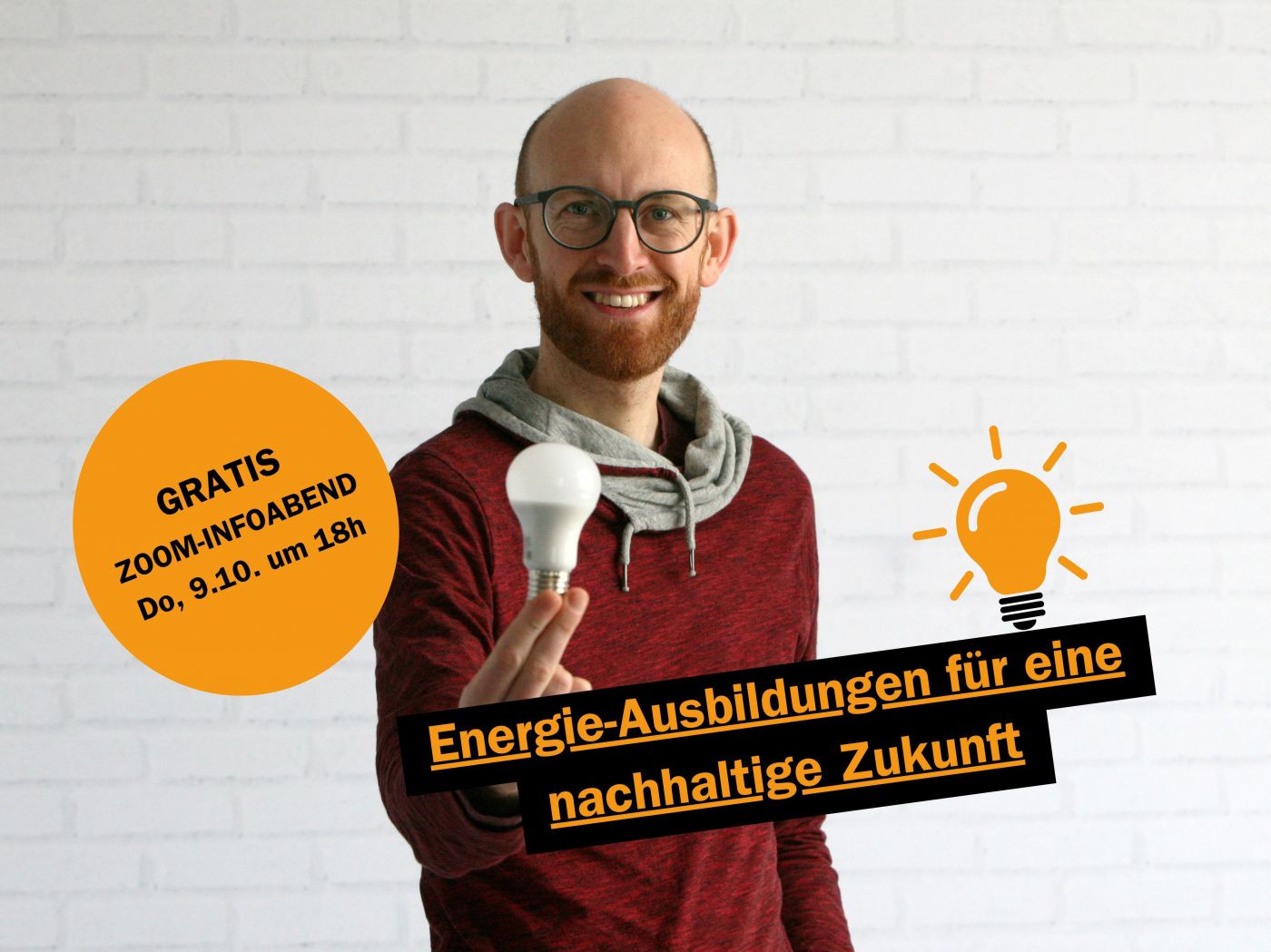 Energieberater hält Glühbirne