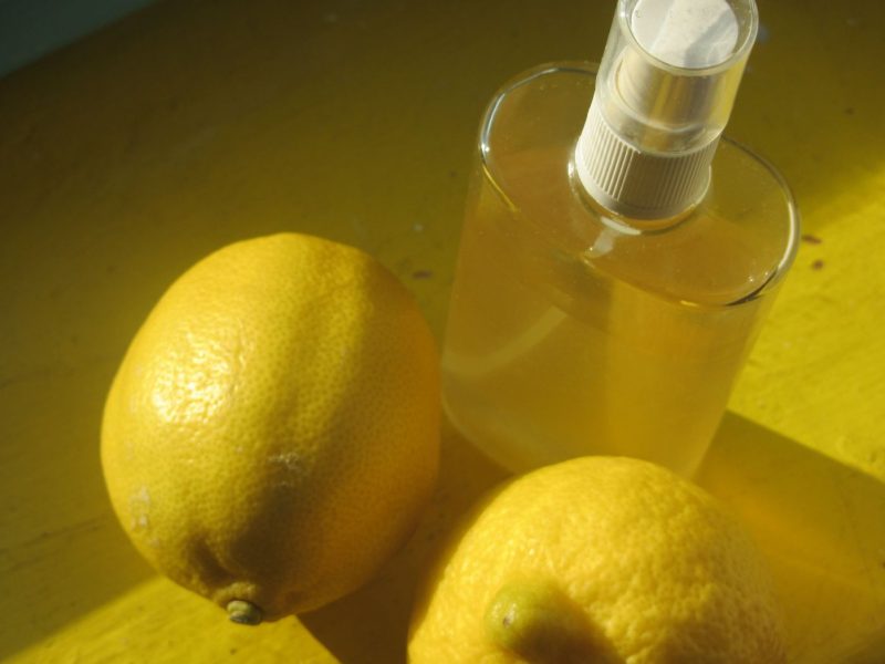 Zitronen und Deo in Glasflasche