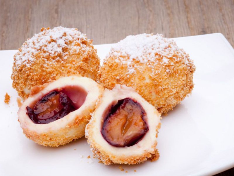 Zwetschkenknödel aus Topfenteig
